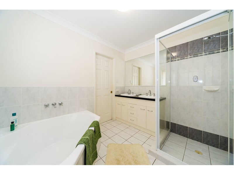 8 Nottinghill Gate Drive, Arundel QLD 4214