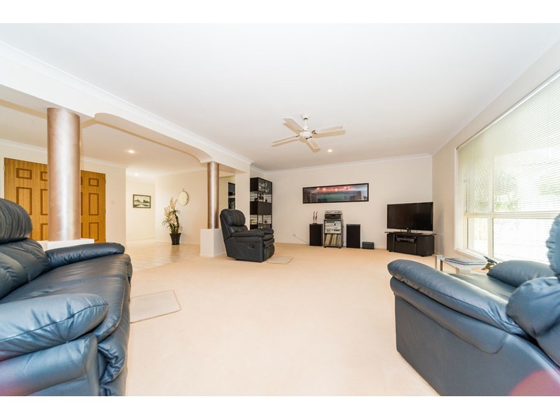 8 Nottinghill Gate Drive, Arundel QLD 4214