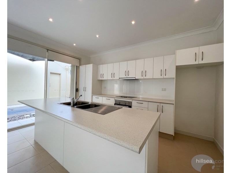 2/98 Imperial Parade, Labrador QLD 4215