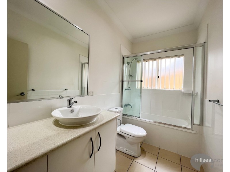2/98 Imperial Parade, Labrador QLD 4215