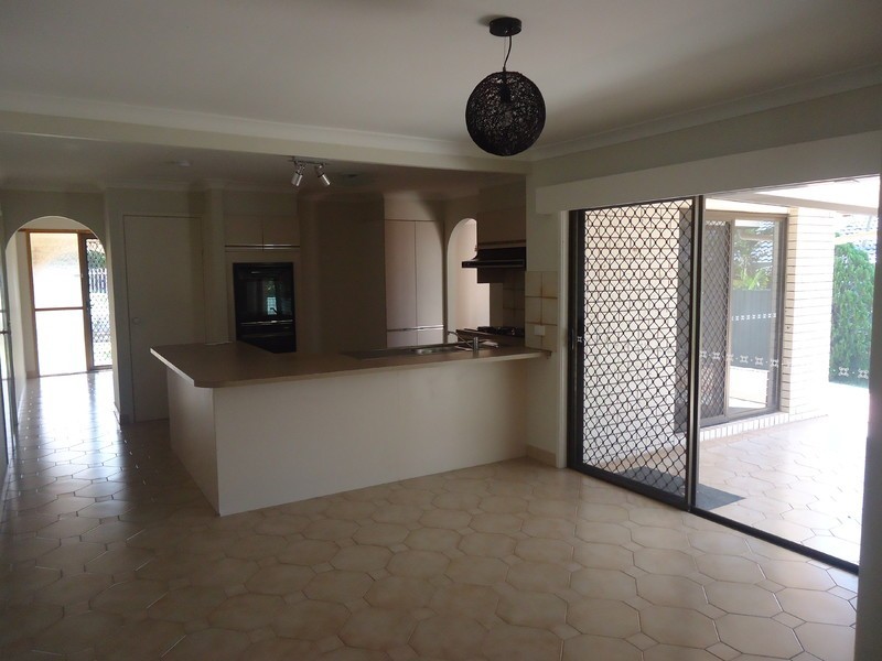 72 Parkes Drive, Helensvale QLD 4212