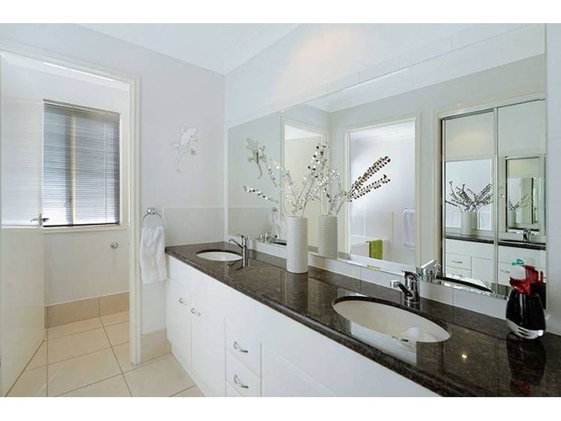 2/36 Victor Avenue, Paradise Point QLD 4216