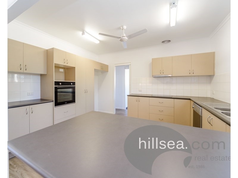 4 Falkinder Avenue, Paradise Point QLD 4216