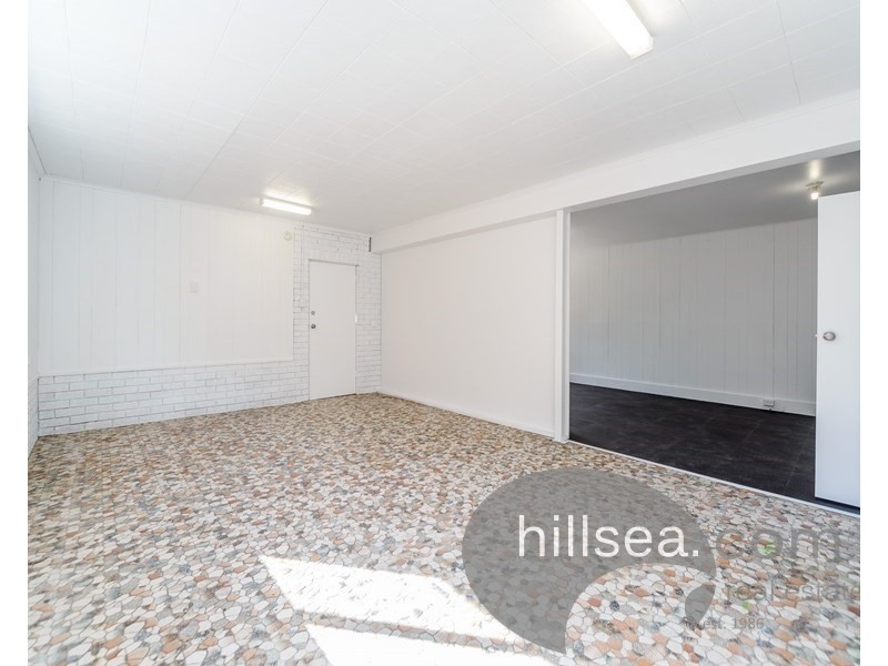 4 Falkinder Avenue, Paradise Point QLD 4216