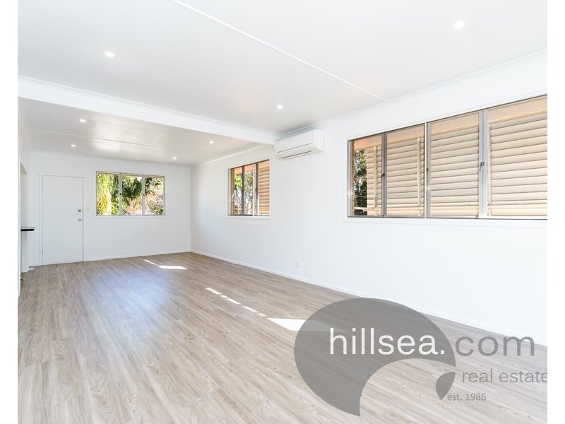 4 Falkinder Avenue, Paradise Point QLD 4216