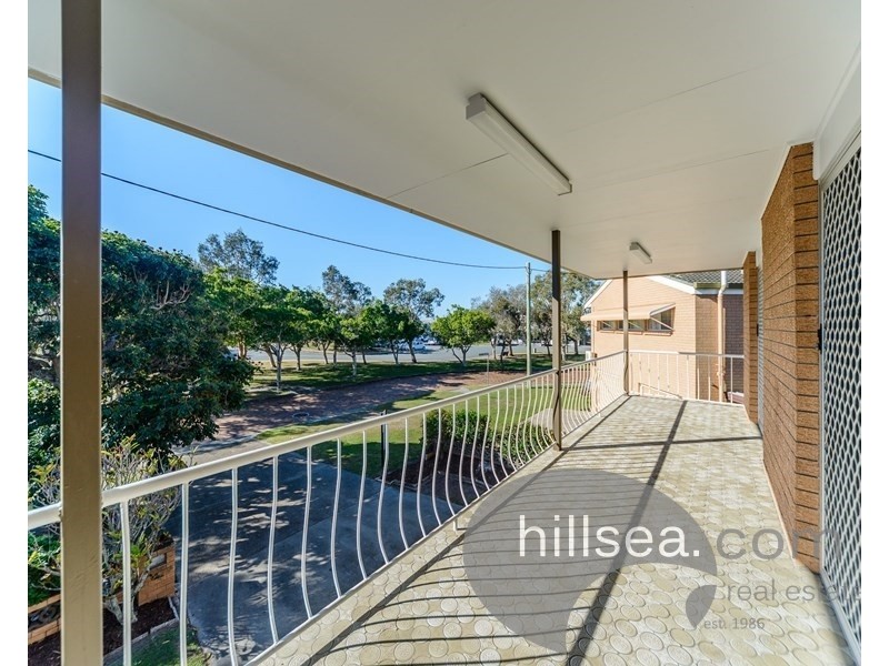 4 Falkinder Avenue, Paradise Point QLD 4216