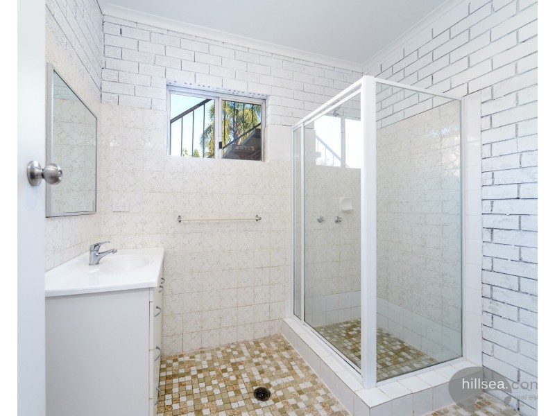 4 Falkinder Avenue, Paradise Point QLD 4216