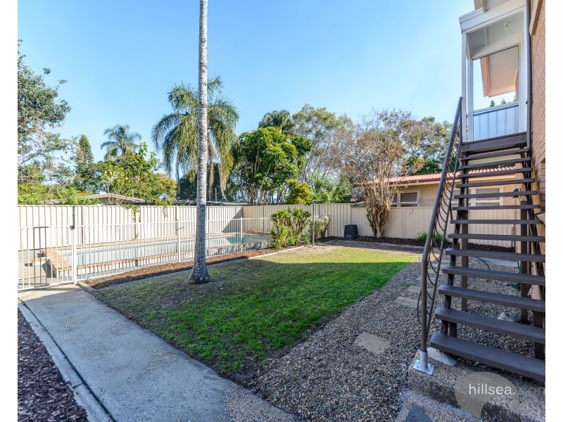 4 Falkinder Avenue, Paradise Point QLD 4216