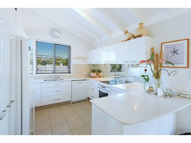 12 Donald Avenue, Paradise Point QLD 4216