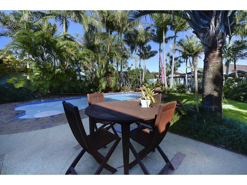 12 Donald Avenue, Paradise Point QLD 4216