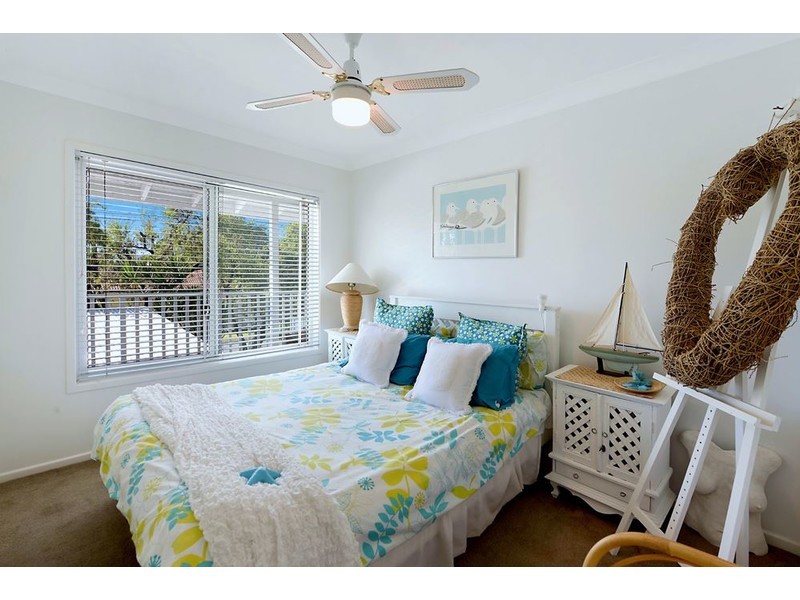 12 Donald Avenue, Paradise Point QLD 4216