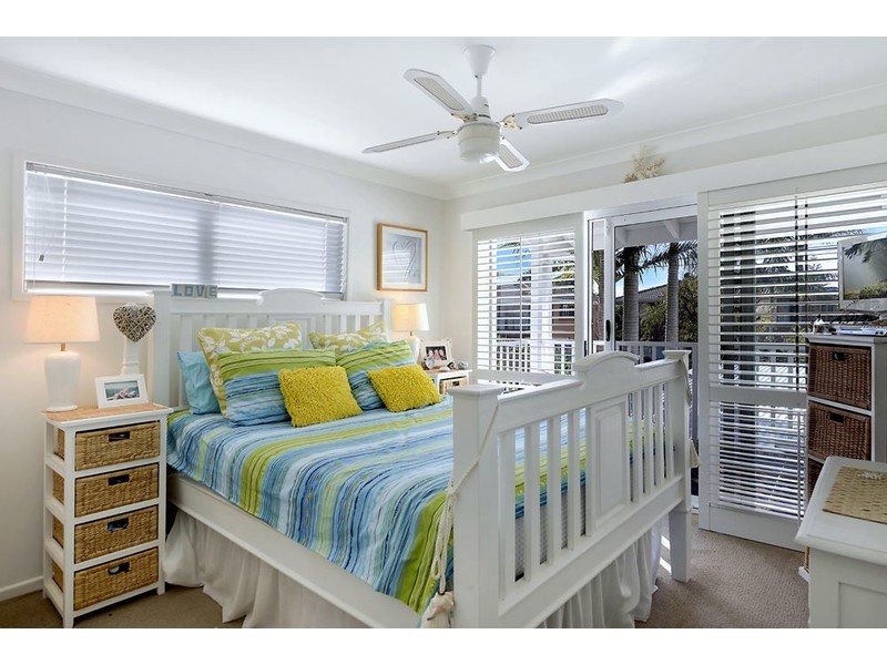 12 Donald Avenue, Paradise Point QLD 4216