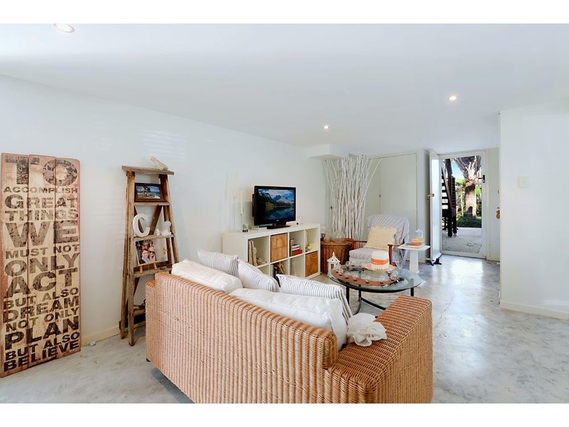 12 Donald Avenue, Paradise Point QLD 4216