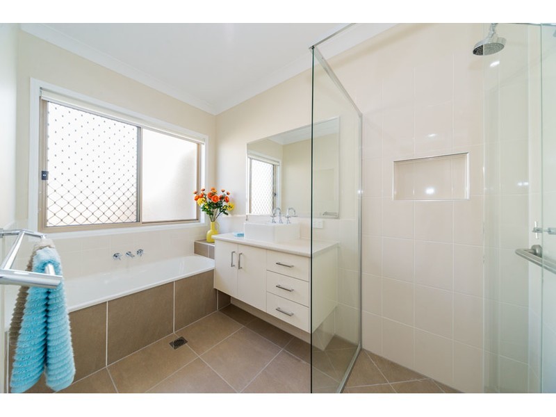 41 Azure Way, Hope Island QLD 4212