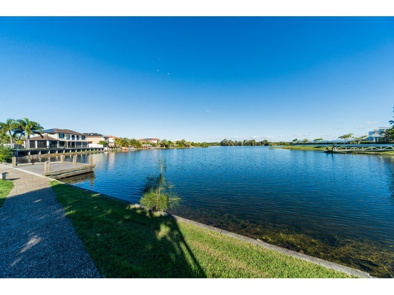 8 Serenity Boulevard, Helensvale QLD 4212