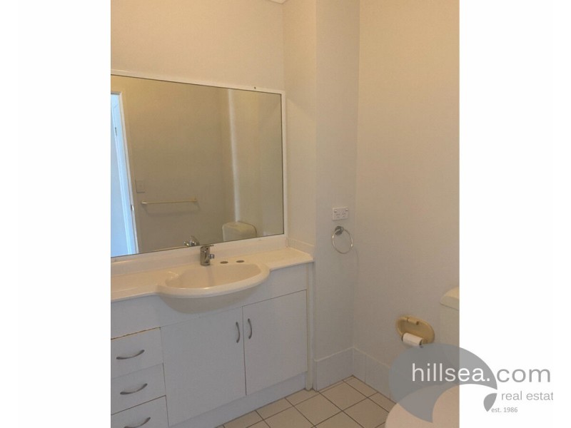 2/183 Government Road, Labrador QLD 4215