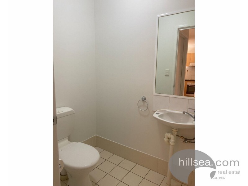 2/183 Government Road, Labrador QLD 4215