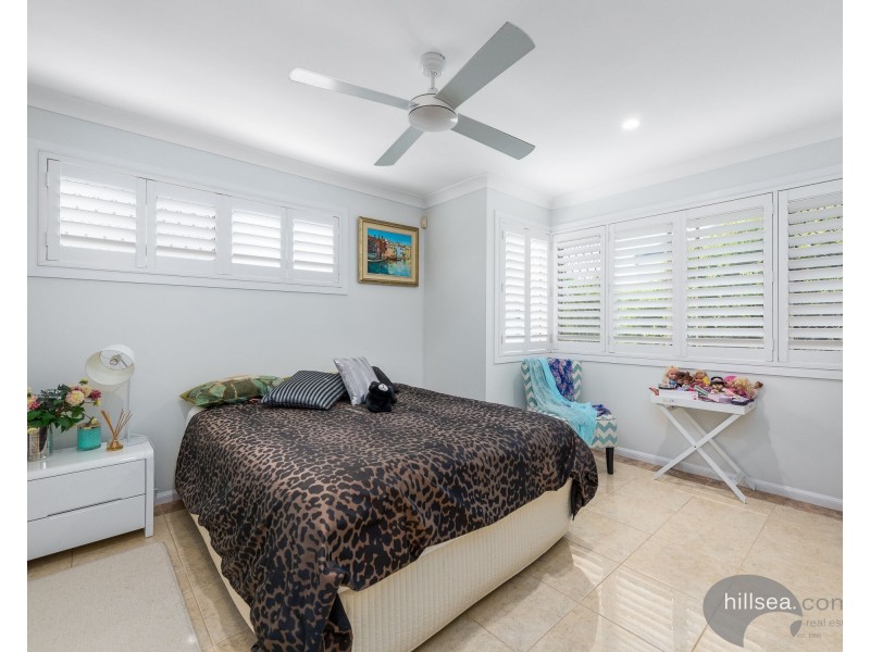 2/5 Errol Avenue, Paradise Point QLD 4216