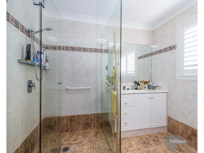 2/5 Errol Avenue, Paradise Point QLD 4216