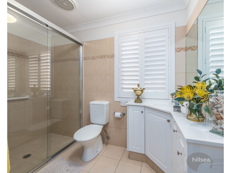 2/5 Errol Avenue, Paradise Point QLD 4216