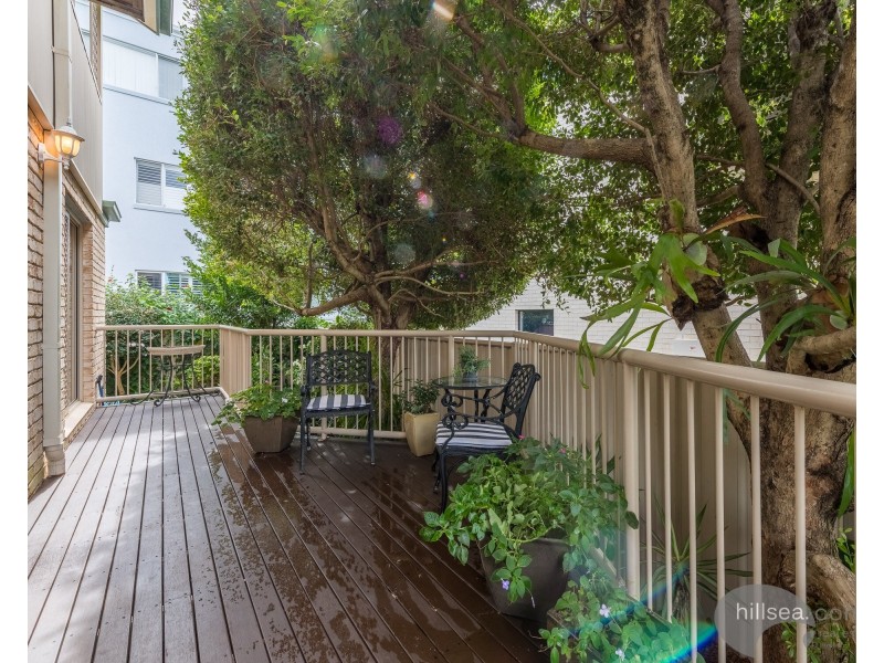 2/5 Errol Avenue, Paradise Point QLD 4216