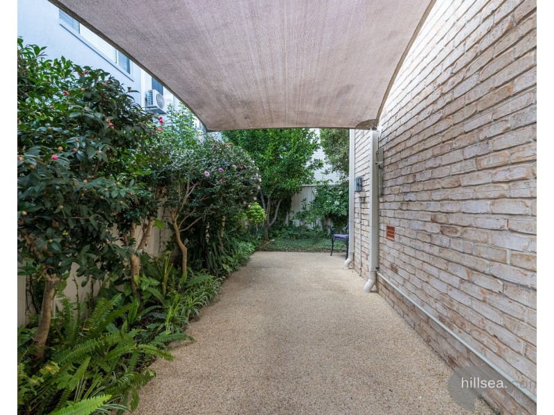 2/5 Errol Avenue, Paradise Point QLD 4216