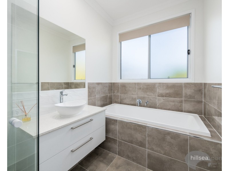 50 Bruce Avenue, Paradise Point QLD 4216