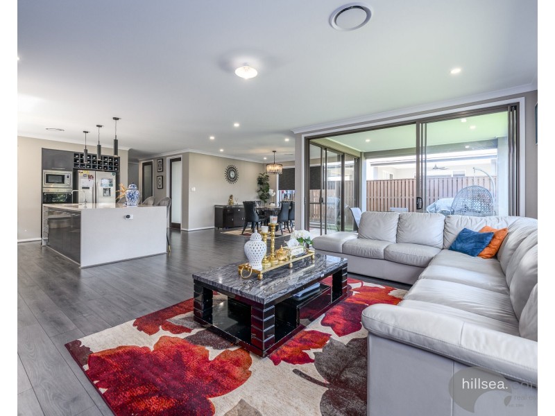 15 Meadow Circuit, Helensvale QLD 4212