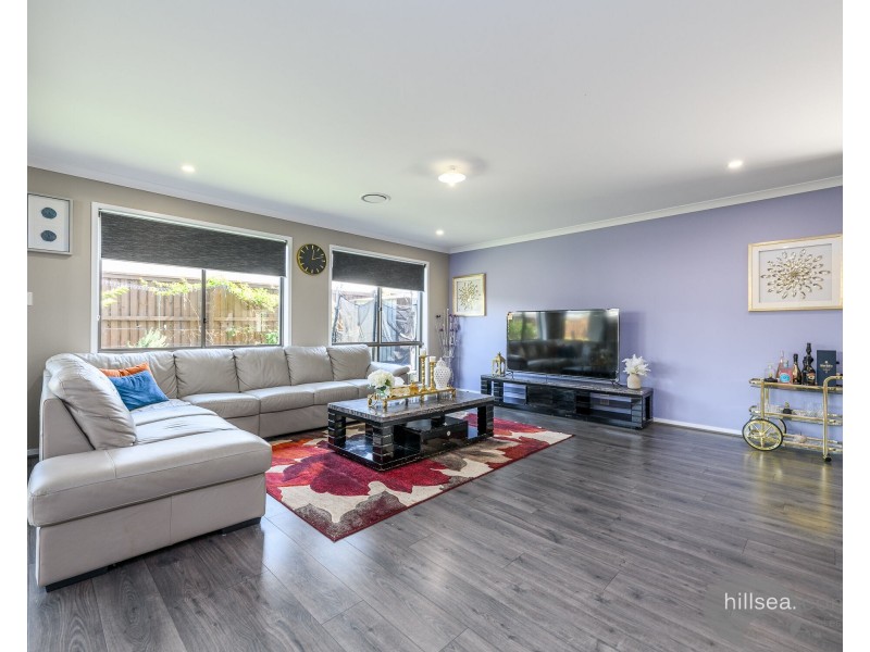 15 Meadow Circuit, Helensvale QLD 4212