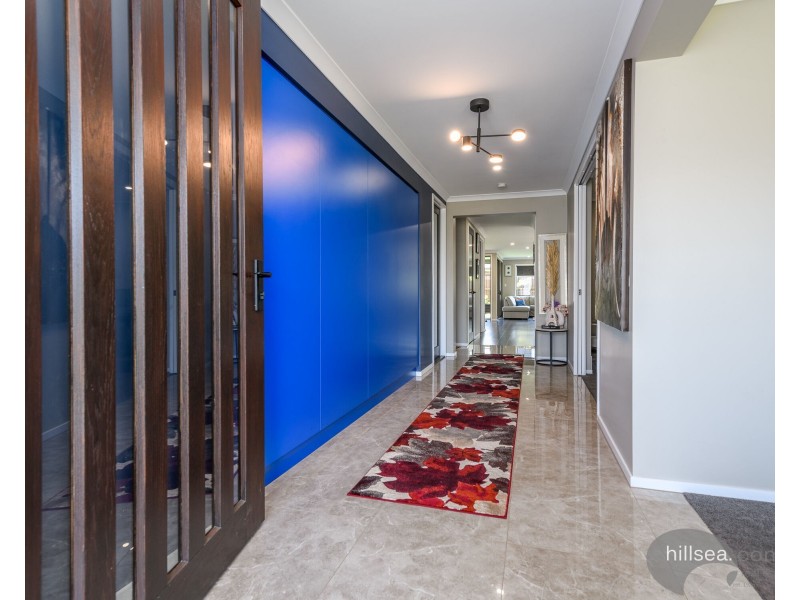 15 Meadow Circuit, Helensvale QLD 4212