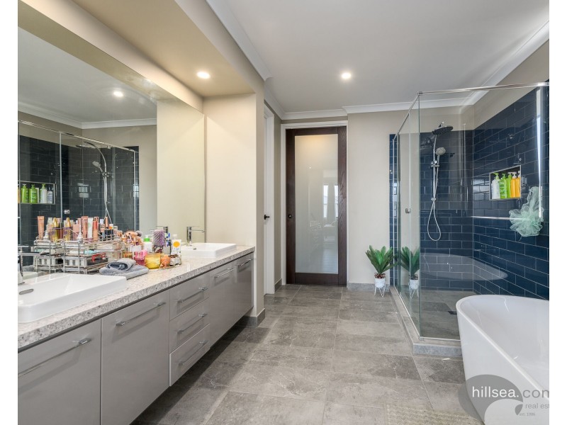15 Meadow Circuit, Helensvale QLD 4212