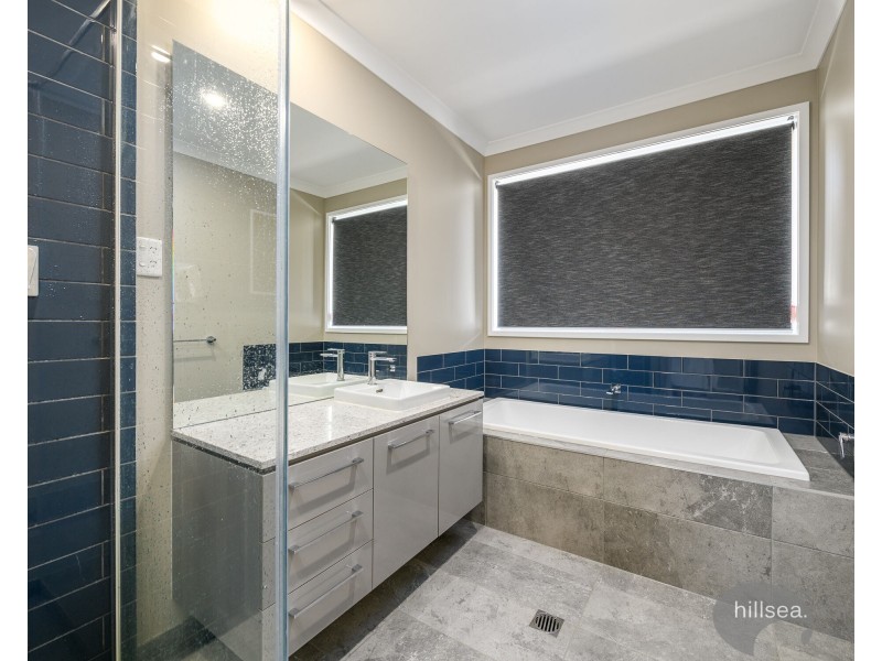 15 Meadow Circuit, Helensvale QLD 4212