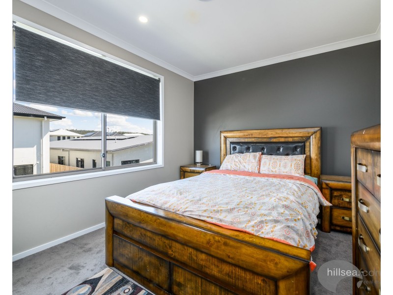 15 Meadow Circuit, Helensvale QLD 4212