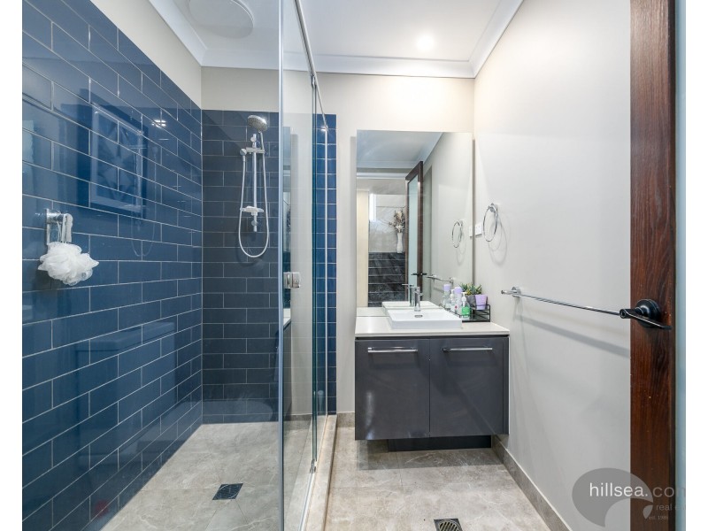 15 Meadow Circuit, Helensvale QLD 4212