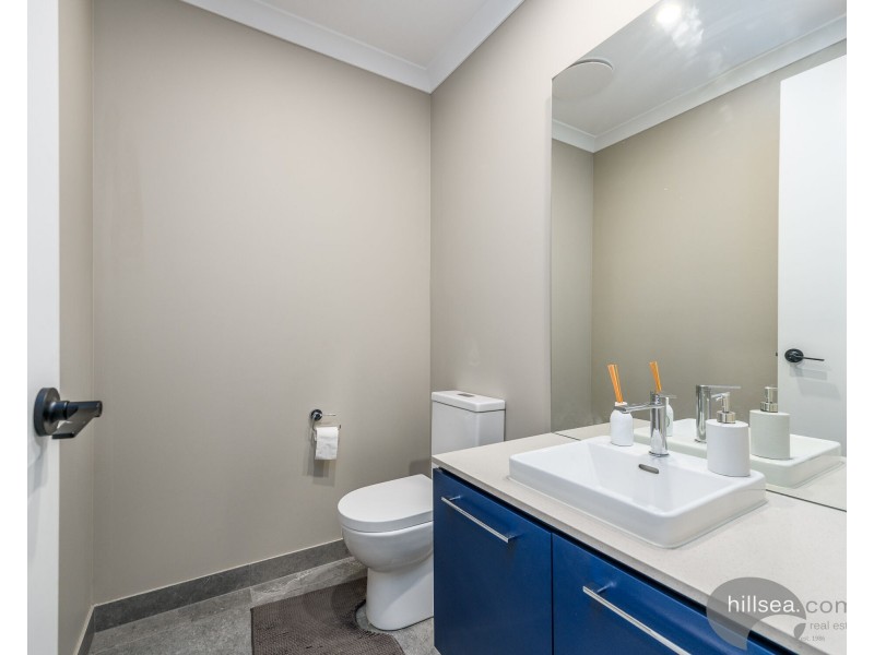 15 Meadow Circuit, Helensvale QLD 4212