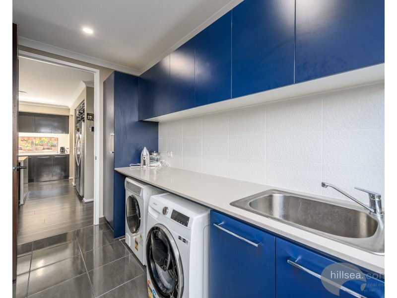 15 Meadow Circuit, Helensvale QLD 4212