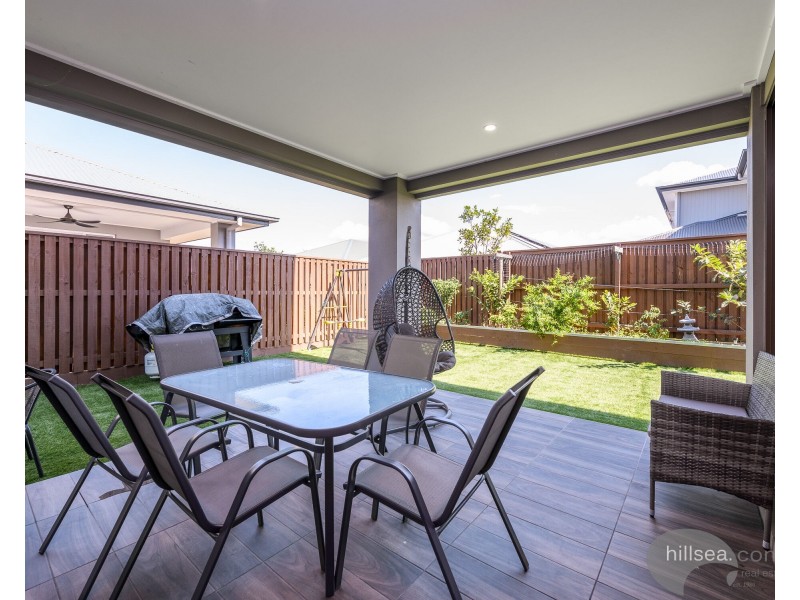 15 Meadow Circuit, Helensvale QLD 4212
