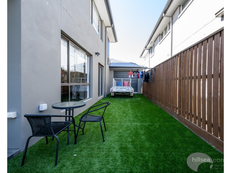 15 Meadow Circuit, Helensvale QLD 4212