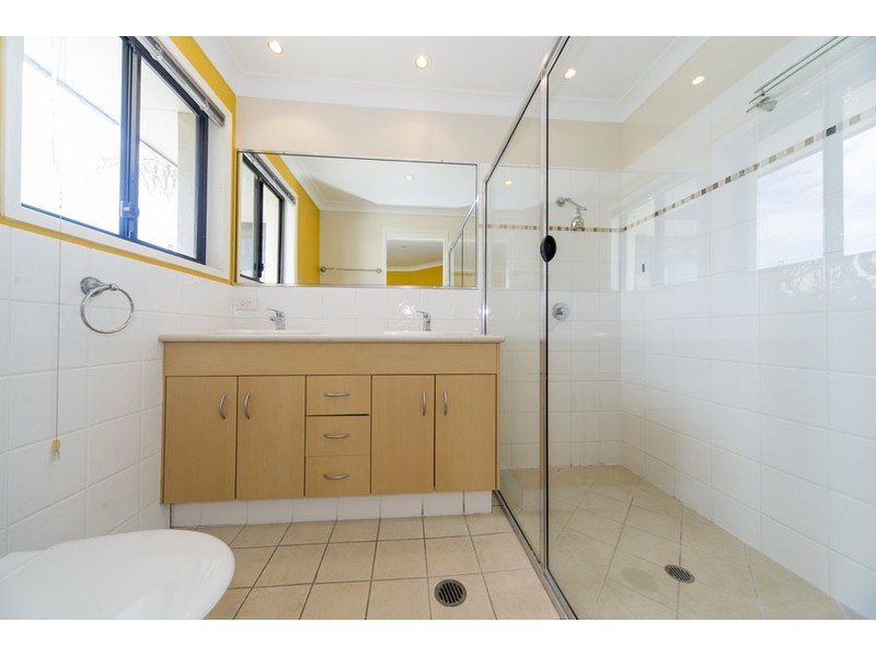 2/4 Wynflo Street, Labrador QLD 4215