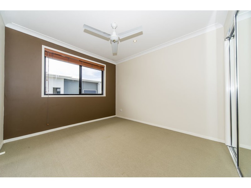 2/4 Wynflo Street, Labrador QLD 4215