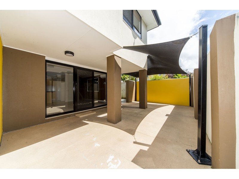 2/4 Wynflo Street, Labrador QLD 4215