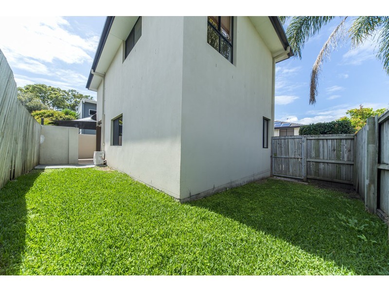 2/4 Wynflo Street, Labrador QLD 4215