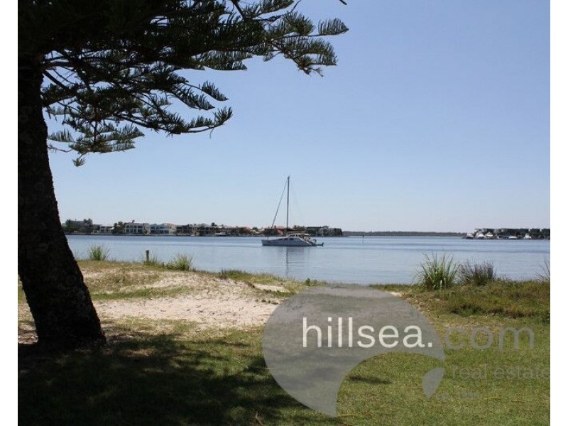 1/8 Eurimbula Court, Paradise Point QLD 4216