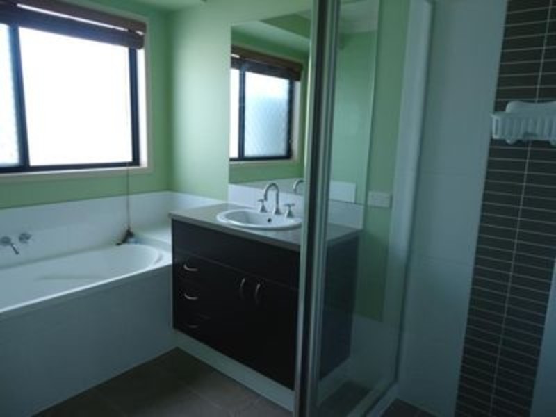 5 Inman Court, Pacific Pines QLD 4211