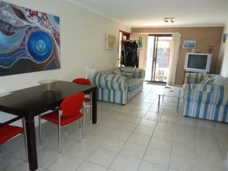 2/27 Telopea Street, Labrador QLD 4215