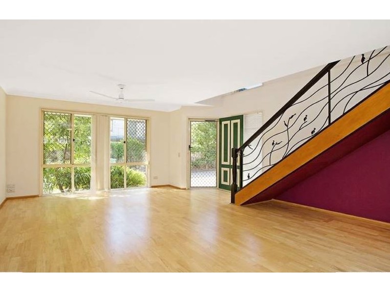 2/5 Ahern Street, Labrador QLD 4215