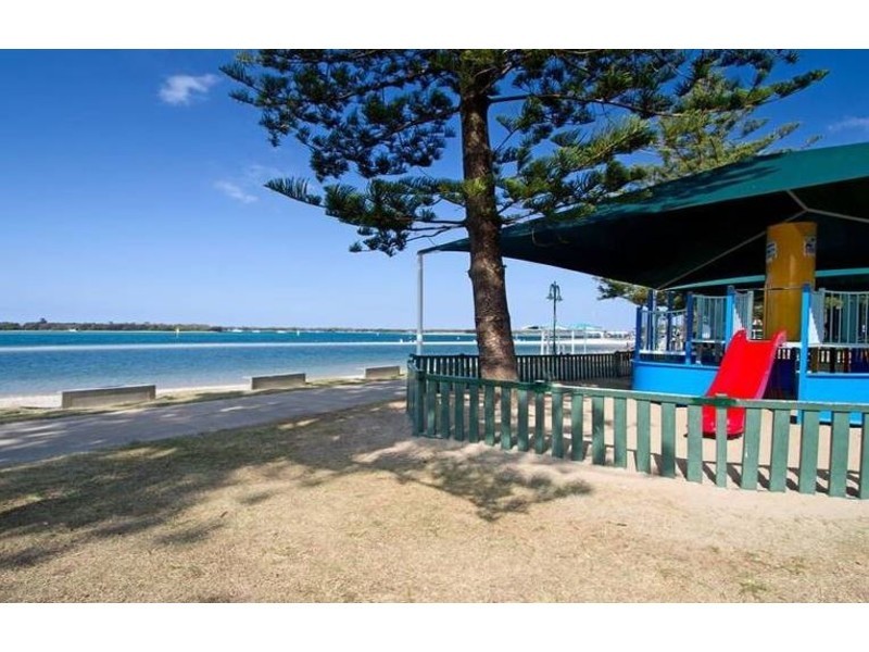 2/5 Ahern Street, Labrador QLD 4215