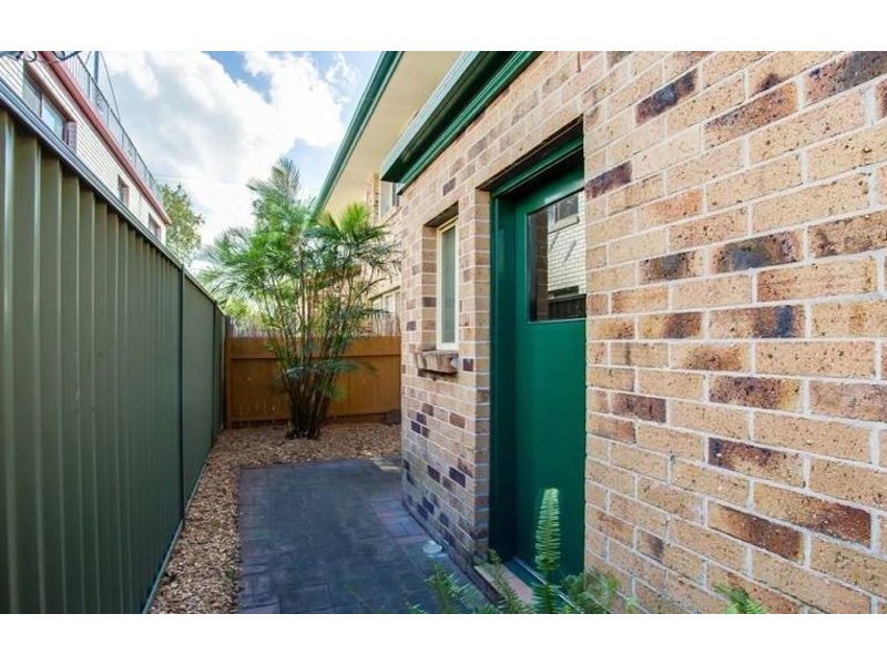 2/5 Ahern Street, Labrador QLD 4215