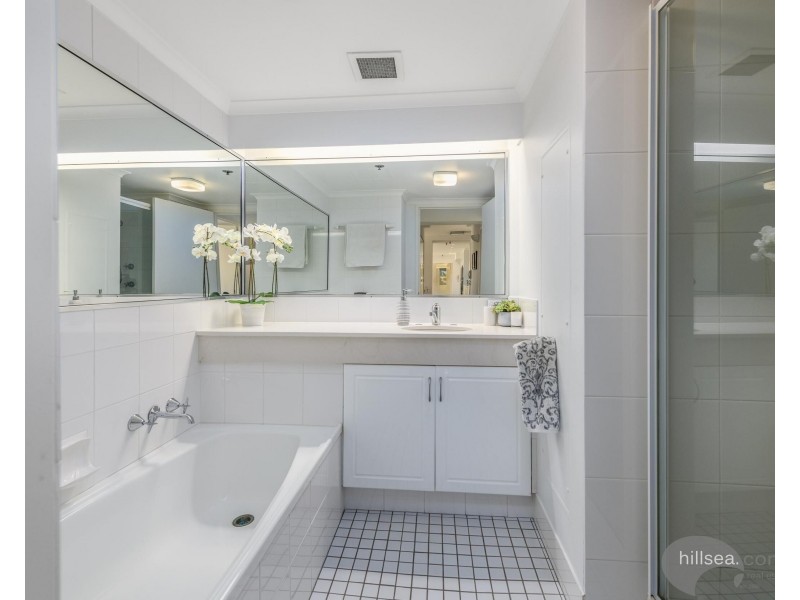 29/8 Admiralty Drive, Paradise Waters QLD 4217