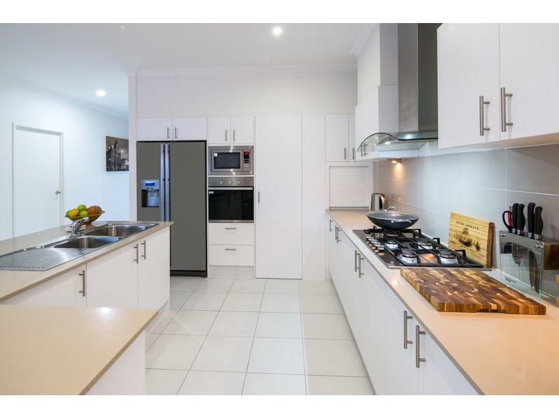 16 Iridium Drive, Hope Island QLD 4212